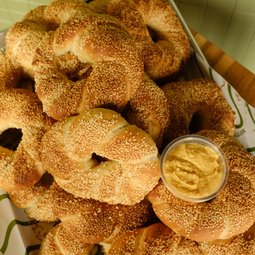 Simit With Pumpkin Hummus Dip