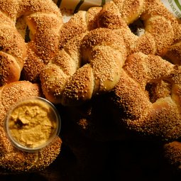 Simit With Pumpkin Hummus Dip